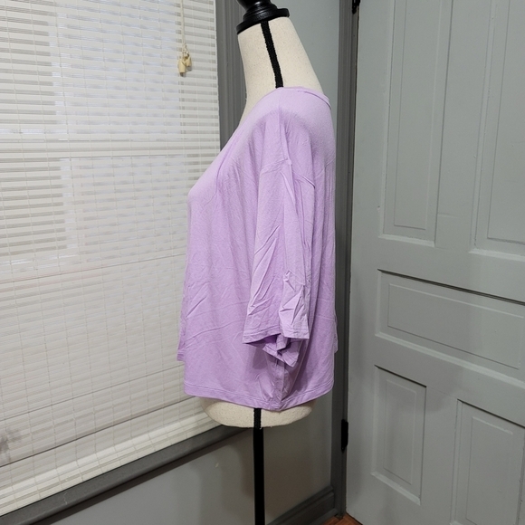 ✨ Fabletics Jade Short-Sleeve Tee Boxy Tee - lilac - Picture 3 of 6